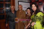 Poonam Dhillon, Yash Chopra at make-up veterans honoured by MCA at Stars Night in MCA, Bandra on 15th Oct 2010 (2).JPG
