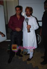 Akshay Kumar, Rajesh Khanna at Zee TV_s Action Replay Diwali show in Malad on 16th Oct 2010 (6).JPG