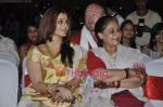 Aishwarya Rai, Jaya Bachchan at the Audio release of Khelein Hum Jee Jaan Sey in Renaissance Hotel, Mumbai on 27th Oct 2010 (3).JPG