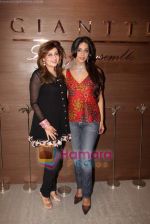 Mahie Gill at Giantti event in Atria Mall on 28th Oct 2010 (32).JPG
