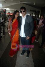  Vivek Oberoi with wife Priyanka Alva after marriage arrive at Mumbai airport on 30th Oct 2010 (17).JPG