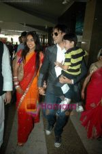  Vivek Oberoi with wife Priyanka Alva after marriage arrive at Mumbai airport on 30th Oct 2010 (55).JPG