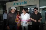 Akshay Kumar, Suresh Oberoi, Sajid Khan at Vivek Oberoi with wife Priyanka Alva after marriage arrive at Mumbai airport on 30th Oct 2010 (36).JPG