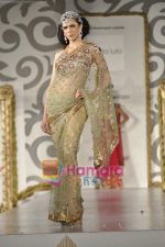 Model walk the ramp for Neeta Lulla for Aamby Valley India Bridal Week 30th Oct 2010 (82).JPG