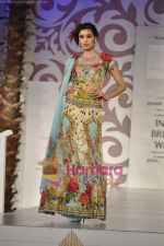 Model walks the ramp for Arjun Anjalee Kapoor for Aamby Valley India Bridal Week on 30th Oct 2010 (77).JPG