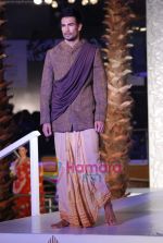 Model walks the ramp for Abhishek Dutta at Aamby Valley India Bridal Week day 4 on 1st Nov 2010  (16).JPG