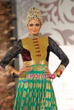 Model walks the ramp for Vikram Phadnis at Aamby Valley India Bridal Week day 4 on 1st Nov 2010 (16).JPG