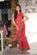 Model walks the ramp for Vikram Phadnis at Aamby Valley India Bridal Week day 4 on 1st Nov 2010 (28).JPG