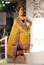 Model walks the ramp for Vikram Phadnis at Aamby Valley India Bridal Week day 4 on 1st Nov 2010 (3).JPG
