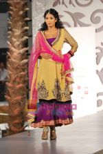 Model walks the ramp for Vikram Phadnis at Aamby Valley India Bridal Week day 4 on 1st Nov 2010 (38).JPG