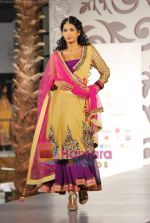 Model walks the ramp for Vikram Phadnis at Aamby Valley India Bridal Week day 4 on 1st Nov 2010 (39).JPG