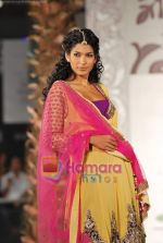 Model walks the ramp for Vikram Phadnis at Aamby Valley India Bridal Week day 4 on 1st Nov 2010 (41).JPG