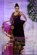 Model walks the ramp for Manish Malhotra at Aamby Valley India Bridal Week day 5 on 2nd Nov 2010 (121).JPG