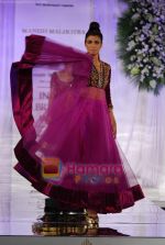 Model walks the ramp for Manish Malhotra at Aamby Valley India Bridal Week day 5 on 2nd Nov 2010 (137).JPG