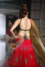 Model walks the ramp for Manish Malhotra at Aamby Valley India Bridal Week day 5 on 2nd Nov 2010 (196).JPG