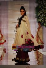 Model walks the ramp for Manish Malhotra at Aamby Valley India Bridal Week day 5 on 2nd Nov 2010 (75).JPG