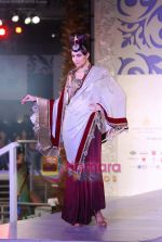 Model walks the ramp for Sonia Mehra at Aamby Valley India Bridal Week day 5 on 2nd Nov 2010 (15).JPG