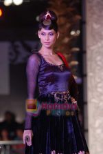 Model walks the ramp for Sonia Mehra at Aamby Valley India Bridal Week day 5 on 2nd Nov 2010 (47).JPG