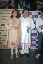 Rishi Kapoor, Neetu Singh at Diwali celebrations in Fame Big Cinemas on 2nd Nov 2010 (6).JPG