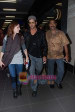 Hrithik Roshan, Suzanne Roshan returns from Berlin in International Airport, Mumbai on 3rd Nov 2010 (7).JPG