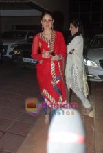 Kareena Kapoor at Tusshar_s Diwali bash in Juhu on 6th Nov 2010 (13).JPG