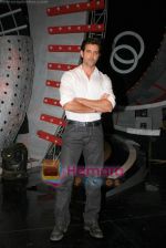 Hrithik Roshan on the sets of ZEE Saregama in Famous on 9th Nov 2010 (35).JPG