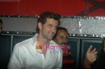 Hrithik Roshan on the sets of ZEE Saregama in Famous on 9th Nov 2010.JPG