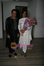Waheeda Rehman Felicitates Anup Jalota in Nehru Centre, Mumbai on 10th Nov 2010 (10).JPG