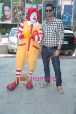 Arjun Rampal spends time with kids at Mcdonald_s on 14th Nov 2010 (17).JPG