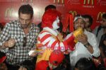 Arjun Rampal spends time with kids at Mcdonald_s on 14th Nov 2010 (36).JPG