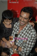 Arjun Rampal spends time with kids at Mcdonald_s on 14th Nov 2010 (40).JPG
