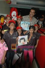 Arjun Rampal spends time with kids at Mcdonald_s on 14th Nov 2010 (51).JPG