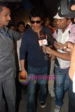 Shahrukh Khan snapped at Mumbai International airport on 16th Nov 2010 (4).JPG