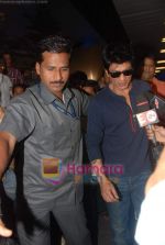 Shahrukh Khan snapped at Mumbai International airport on 16th Nov 2010 (5).JPG