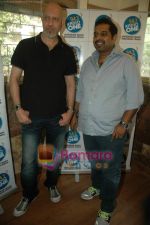 Shankar Mahadevan, Loy Mendonsa at Radio One contest winners event in Bandra, Mumbai on 20th Nov 2010 (3).JPG