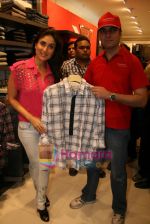 Kareena Kapoor meets Sony Ericcson contest winner in Shoppers Stop, Bandra, Mumbai on 23rd Nov 2010 (2).JPG
