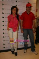 Kareena Kapoor meets Sony Ericcson contest winner in Shoppers Stop, Bandra, Mumbai on 23rd Nov 2010 (6).JPG
