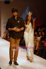 Model walk the ramp for Agarwalla & Vijay Golecha Show at The ABIL Pune Fashion Week Day 2 on 19th Nov 2010 (89).JPG