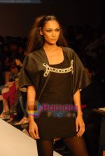 Model walk the ramp for Payal Singhal Show at The ABIL Pune Fashion Week Day 2 on 19th Nov 2010 (49).JPG