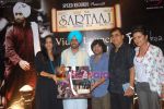 Jagjit Singh, Kailash Kher, Hard Kaur at the launch of Satinder Sartaaj_s album in Sea Princess on 24th Nov 2010 (6).JPG