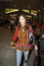 Madhuri Dixit snapped at Domestic Airport on 26th Nov 2010 (4).JPG