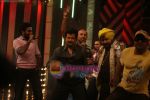Anil Kapoor on the sets of Sa Re GAMA superstars in Famous on 29th Nov 2010 (6).JPG