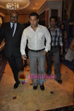 Salman Khan at IBN 7 super idol awards in Taj Land_s End, Mumbai on 29th Nov 2010 (10).JPG