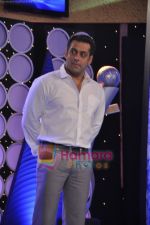 Salman Khan at IBN 7 super idol awards in Taj Land_s End, Mumbai on 29th Nov 2010 (21).JPG