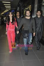 Shilpa Shetty & Raj Kundra return after 1st wedding anniversary in Bangkok in Mumbai Airport on 30th Nov 2010 (3).JPG