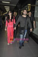 Shilpa Shetty & Raj Kundra return after 1st wedding anniversary in Bangkok in Mumbai Airport on 30th Nov 2010 (5).JPG