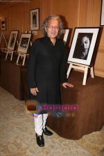Anil Dharker at Photographer Pradeep Chandra_s 50 Maharashtra pride faces exhibition in le Meridian Hotel on 3rd Dec 2010 (2).JPG