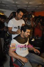 John Abraham,  Mahendra Singh Dhoni style each other at Mad-o-wat salon in Bandra, Mumbai on 4th Dec 2010 (24).JPG