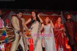 Anushka Sharma, Ranveer Singh at the Wedding to promote Band Baaja aur Baarat in Taj Land_s End on 4th Dec 2010 (17).JPG