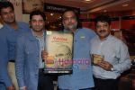Udit Narayan launch Mahatma CD launch in Reliance Trends on 8th Dec 2010 (9).JPG